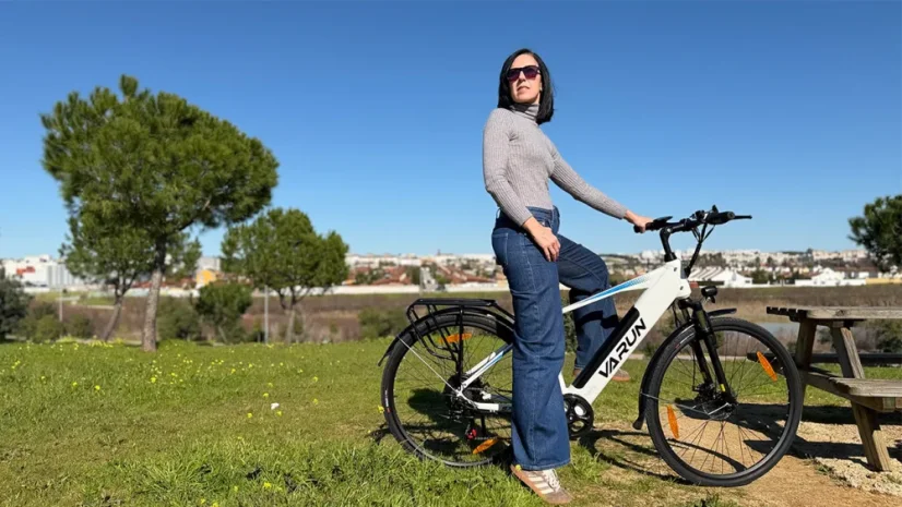 Městské elektrokolo VARUN S700 - Barva: Černá, Rám: Klasický