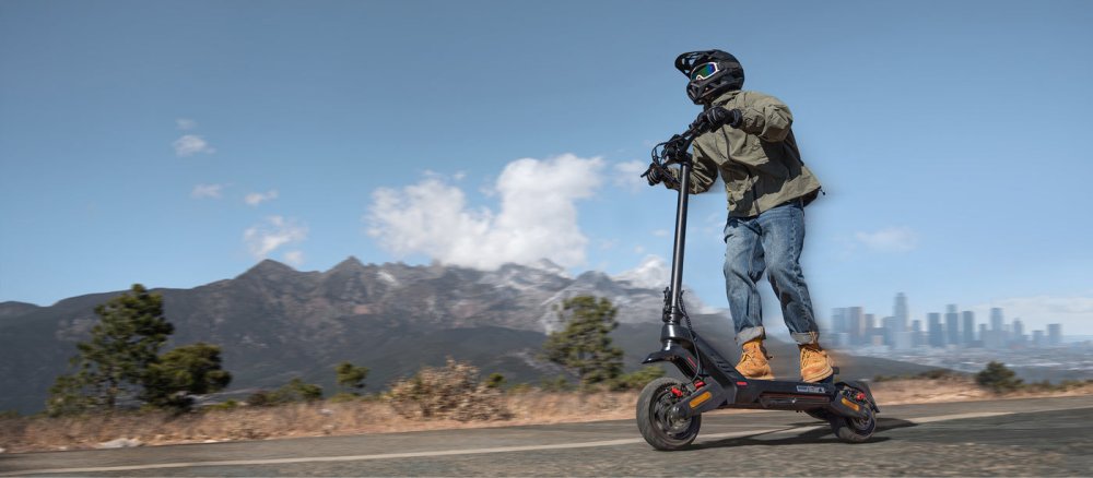 Elektrická koloběžka ENGWE Y700 v městském prostředí