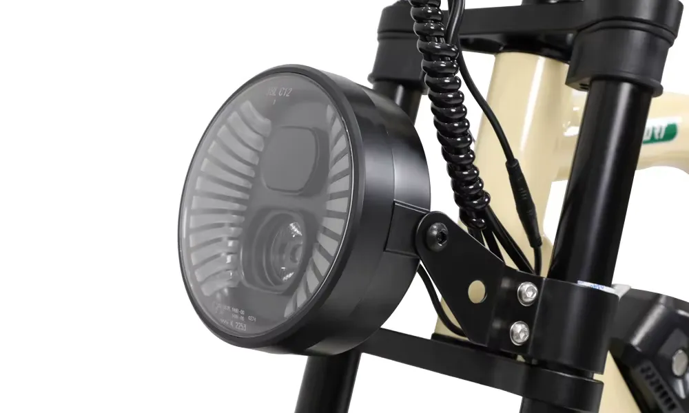 Přední světlo: Jasné osvětlení pro bezpečnou jízdu v noci