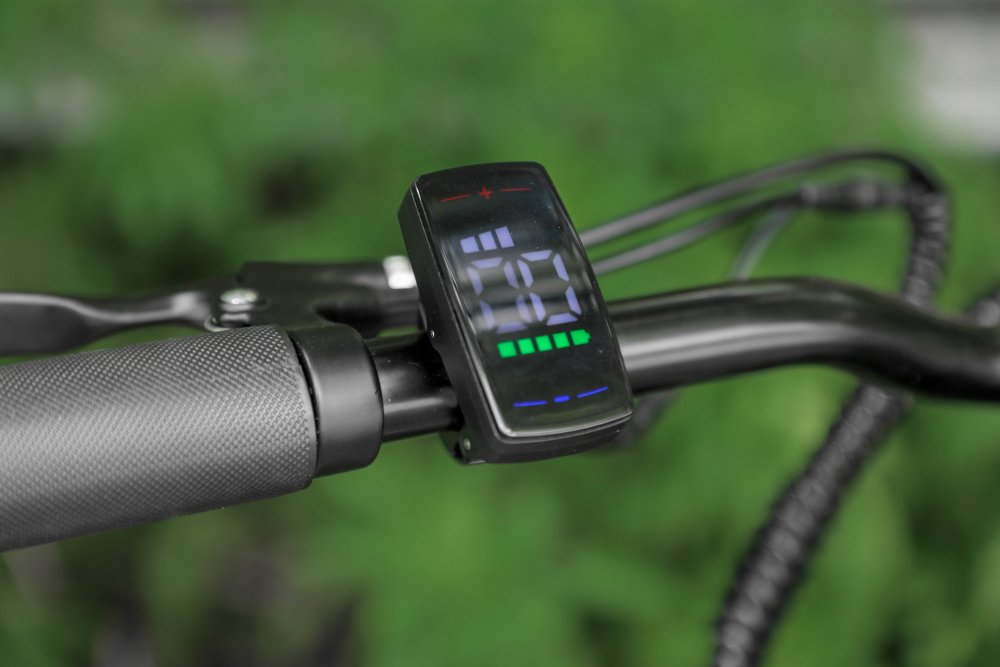 Detail LCD displeje QQ8 s USB nabíjecím portem